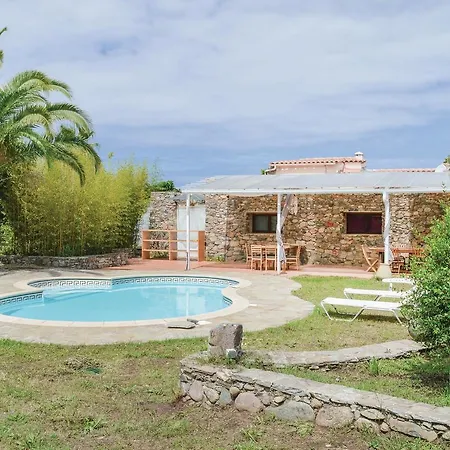 Сasa de vacaciones Three-bedroom Holiday In *